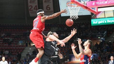 Bayerns Devin Booker (l.) und John Bryant lieferten sich heiße Duelle unter dem Korb