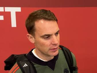 Manuel Neuer erklärt nach dessen furioser Torpremiere in der Champions League, was Bayern-Juwel Lennart Karl auszeichnet - und wie die Kollegen den Youngster jetzt auf dem Boden halten.