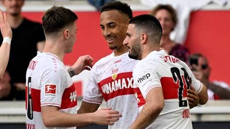 Jamie Leweling (Mi.) bleibt längerfristig beim VfB Stuttgart