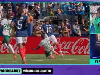 Es war die Aufreger-Szene im zweiten Abschnitt zwischen Frankreich und Senegal. Nach einer Grätsche von Sadio Mané geht Kylian Mbappé zu Boden. Der VAR greift ein, doch der Unparteiische bleibt seiner Erstmeinung treu und gibt den Strafstoß nicht. 