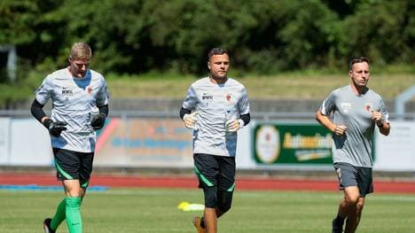 Keeper Benjamin Leneis (l.) wechselt vom FC Augsburg nach Magdeburg