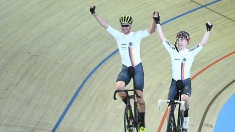 Berliner Sechstagerennen: Roger Kluge und Theo Reinhardt gewinnen, Roger Kluge (l.) und Theo Reinhardt feiern den Gewinn der WM-Goldmedaille