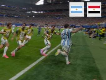 Lange droht Titelverteidiger Argentinien ein sensationelles Ausscheiden im Achtelfinale gegen Ägypten. Doch dann nimmt der Wahnsinn plötzlich seinen Lauf.