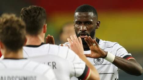 Auch Antonio Rüdiger (r.) untertützt die Benefizaktion