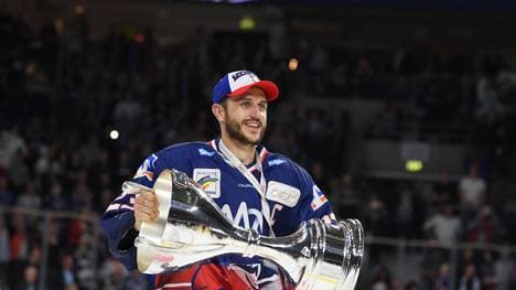 Marcel Goc nahm in der vergangenen Saison den Meisterpokal in Empfang