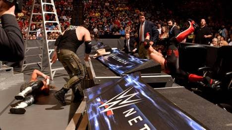 Bei WWE Money in the Bank 2017 landete nicht nur AJ Styles (r.) hart