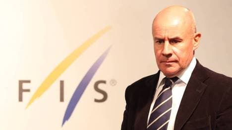 John Eliasch wird auf dem 53. Kongress des Ski-Weltverbands FIS in Mailand als FIS-Präsident wiedergewählt