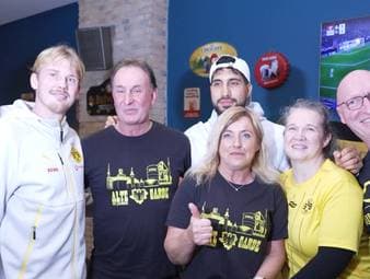 Während des Trainingslagers in Marbella besuchen Emre Can und Julian Brandt einen BVB-Fanclub und tauschen sich mit ihren Unterstützern aus.