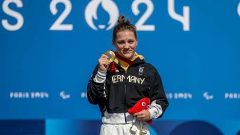 Maike Hausberger mit ihrer Goldmedaille in Paris