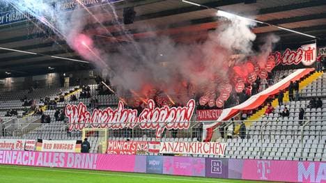 Fans des FC Bayern zündeten auch im Hinspiel gegen Burghausen Pyrotechnik
