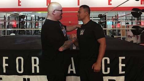 WWE-Cheftrainer Matt Bloom (l.) verkündete den Auftritt von Tian Bing bei WrestleMania 33
