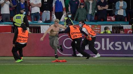 Kurz vor Ende der regulären Spielzeit werden die Ordner in Wembley von einem Flitzer gefordert