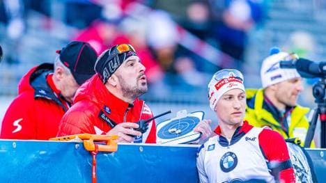 Der deutsche Trainer der österreichischen Biathleten, Ricco Groß (l.), wurde positiv auf Corona getestet