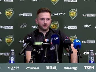 Arno Merk hat bei seinem WM-Debüt im Ally Pally für eine Überraschung gesorgt und Kim Huybrechts mit 3:1 besiegt. Im Anschluss spricht er über seine besondere Vorbereitung in den letzten Monaten, die ihm geholfen hat.