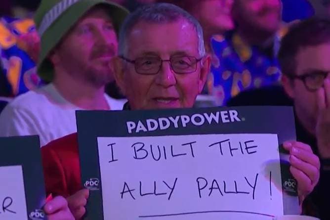 Witzige Fan-Szene bei Aspinall-Sieg