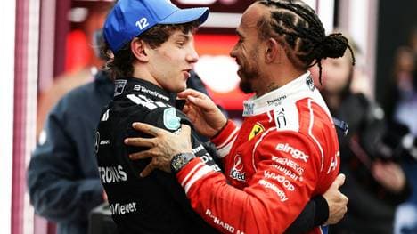 Kimi Antonelli und Lewis Hamilton (r.) 