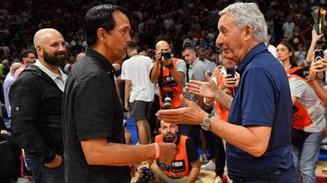 Erik Spoelstra (l.) im Gespräch mit Ex-Bayern-Coach Svetislav Pesic