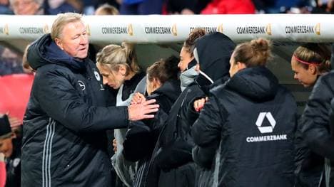 Horst Hrubesch und die DFB-Frauen mussten sich gegen Spanien mit einem Remis begnügen