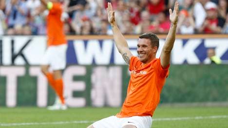 Lukas Podolski feiert ein Tor während des Spiels "'Champions for charity"
