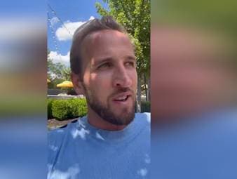 Harry Kane sorgte nach Englands Sieg gegen Mexiko mit seinem heiseren Interview für einen viralen Moment. Jetzt meldet sich der England-Kapitän auf Social Media zurück und zeigt: Seine Stimme ist wieder da.