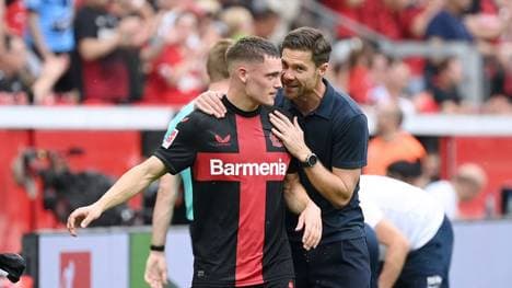 Florian Wirtz bekommt Anweisungen von Xabi Alonso