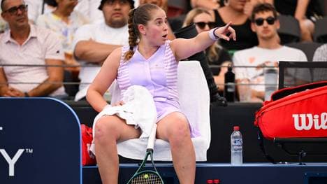 Jelena Ostapenko hat bei ihrer Niederlage gegen Victoria Azareko gegen die Schiedsrichterin gewütet.