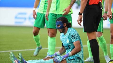 Kamil Grabara bekam einen Schuss von Harry Kane mitten ins Gesicht
