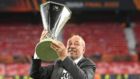 SGE-Präsident Peter Fischer mit dem Europa-League-Pokal