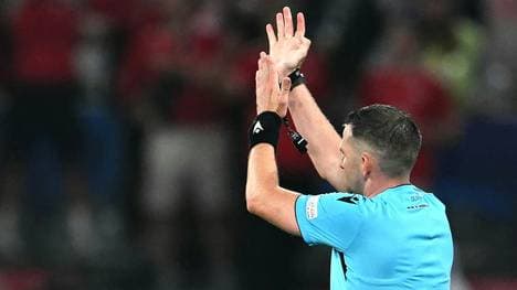 Michael Oliver entscheidet auf Handelfmeter für DFB-Elf