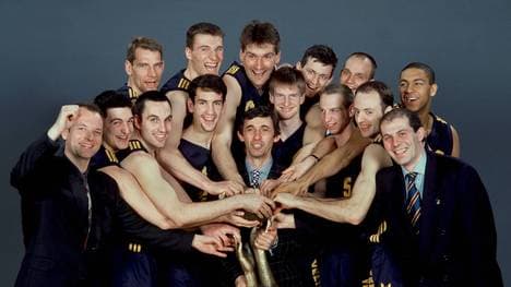 Trainer Svetislav Pesic (M.) führte ALBA Berlin 1995 zum Gewinn des Korac Cup