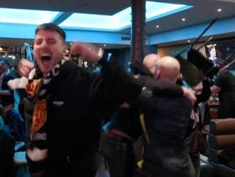 Zwei Tore in der Nachspielzeit versetzen die schottischen Fans in Ekstase - die "Tartan Army" ist bei der Weltmeisterschaft 2026 dabei. Die Fußball-Welt darf sich auf positiv verrückte Anhänger freuen.