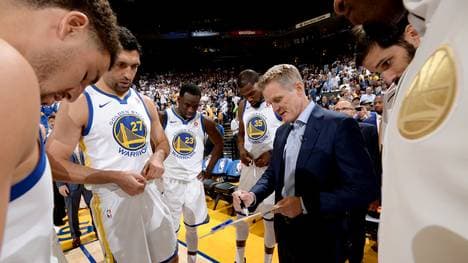 Steve Kerr (2.v.r.) ist mit der körperlichen Verfassung der Golden State Warriors nicht zufrieden