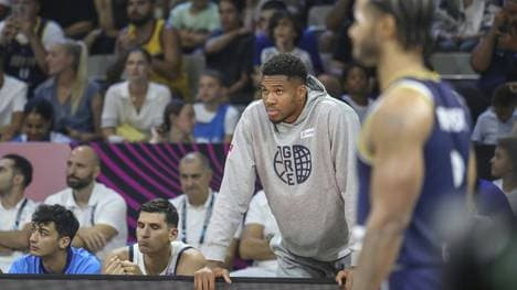 Giannis Antetokounmpo fiebert auf der Bank mit