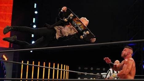 Darby Allin mischte sich nach dem Titelnatch Jon Moxley - Brian Cage ins Geschehen ein