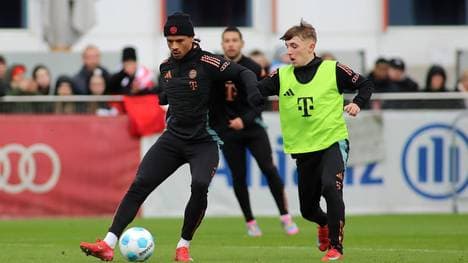 Lennart Karl (r.) fährt offenbar mit den Bayern-Profis nach Augsburg