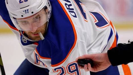 Leon Draisaitl beim Bully