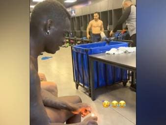 Mario Balotelli sorgt wieder einmal für Aufsehen. Dieses Mal zündet der Stürmer in der Kabine seines aktuellen Klubs Adana Demirspor einen Böller und erschreckt damit seine Teamkollegen.