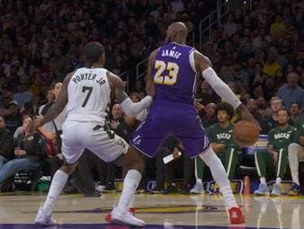 Die Los Angeles Lakers um Doncic und LeBron treffen auf die Milwaukee Bucks. Die beide Superstars zaubern erst, patzen aber dann zu Ende des Spieles beide. 