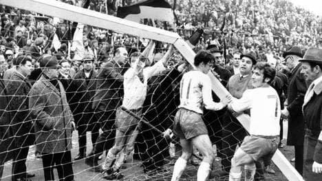 Torbruch im Spiel Borussia Mönchengladbach gegen SV Werder Bremen, Bremer Spieler versuchen, das Tor wieder aufzurichten