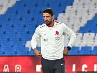 Spiel unterbrochen! Türkei-Coach bricht zusammen