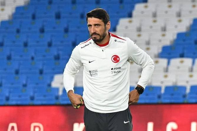 Spiel unterbrochen! Türkei-Coach bricht zusammen