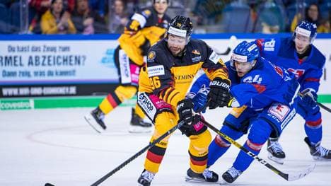 KREFELD, GERMANY - NOVEMBER 10: Andreas Eder (L) of Germany battles for possession with Patrik Koch (R) of Slovakia during the Deutschland Cup 2019 match between Germany and Slovakia at Yayla Arena on November 10, 2019 in Krefeld, Germany. (Photo by Lukas Schulze/Bongarts/Getty Images)