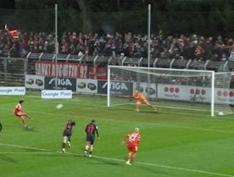 Die Frauen des FC Bayern München besiegen Bayer 04 Leverkusen in der Google Pixel Frauen-Bundesliga mit 3:0. Im Spiel bekommen die Bayern drei Elfmeter zugesprochen.