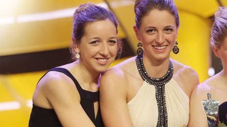 Vanessa Hinz (r., mit Franziska Preuß) ist kurz vor der Biathlon-WM zurückgetreten