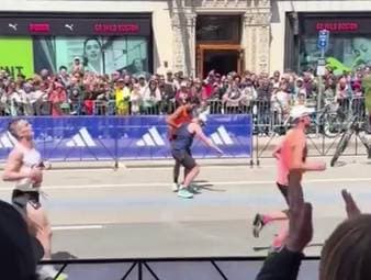 Ein unbekannter Läufer hat kurz vor der Ziellinie einem zusammengebrochenen Läufer selbstlos aufgeholfen. Nun wird der Retter in Not als Held gefeiert.