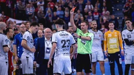 Soler sieht die Rote Karte