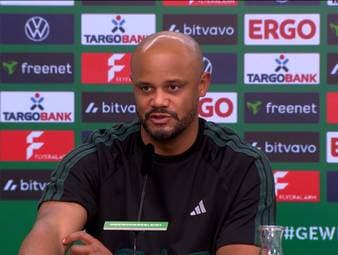 Vincent Kompany, Trainer des FC Bayern München, verteidigt nach zwei negative konnotierten Fragen in Richtung seines Kollegen Kasper Hjulmand die Leverkusener Spielweise.