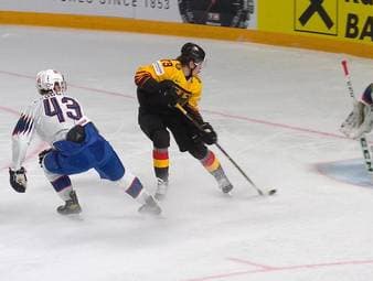 Zweites Turniertor - und was für eins! Lukas Reichel gewinnt das Laufduell gegen zwei Norweger und netzt sehenswert ein. 