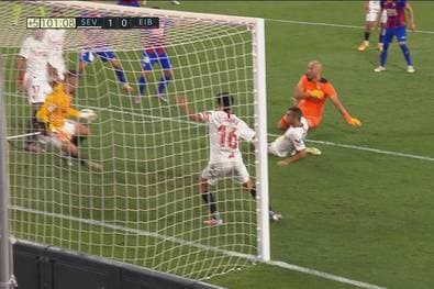 Irre Parade! Feldspieler wird zum Helden im Tor