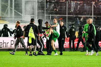 Regionalliga-Chaos: Fans jagen Spieler auf dem Platz